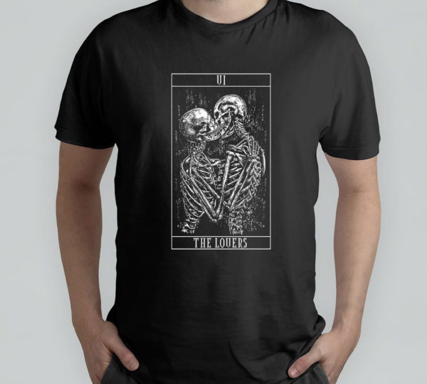 tarot card the lovers - skeleton love kisses bones horror t-shirt