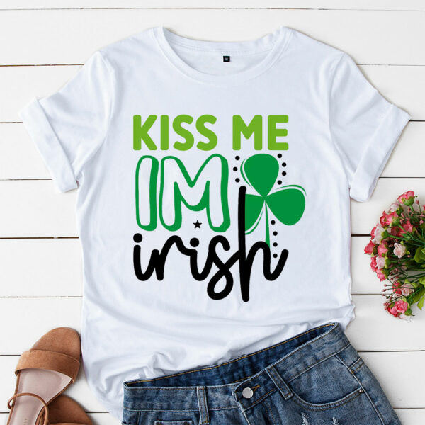 a t shirt white kiss me im irish beiuoc